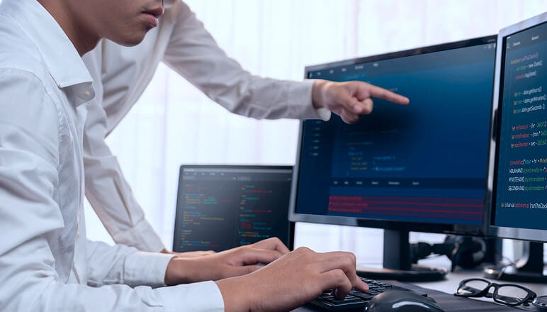 プログラマーがコードを開発している様子