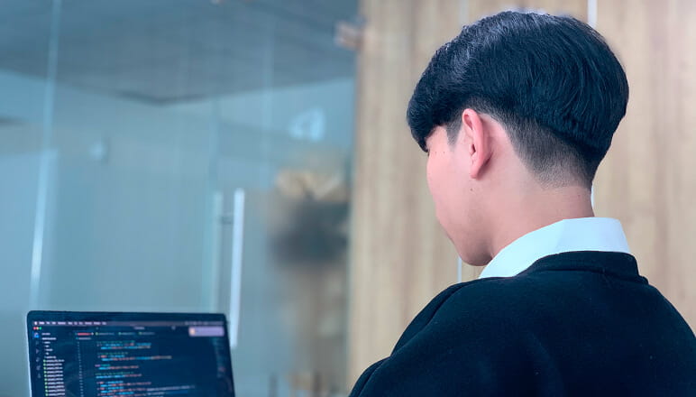 画面にはコードが表示され、開発やコーディングの様子が伺える