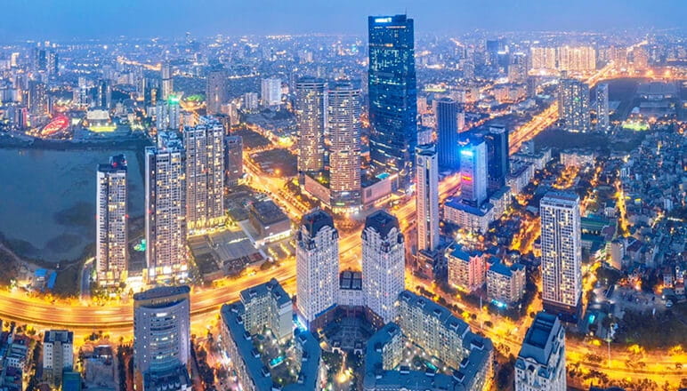 夜景が美しい近代的な高層ビル群の都市風景。